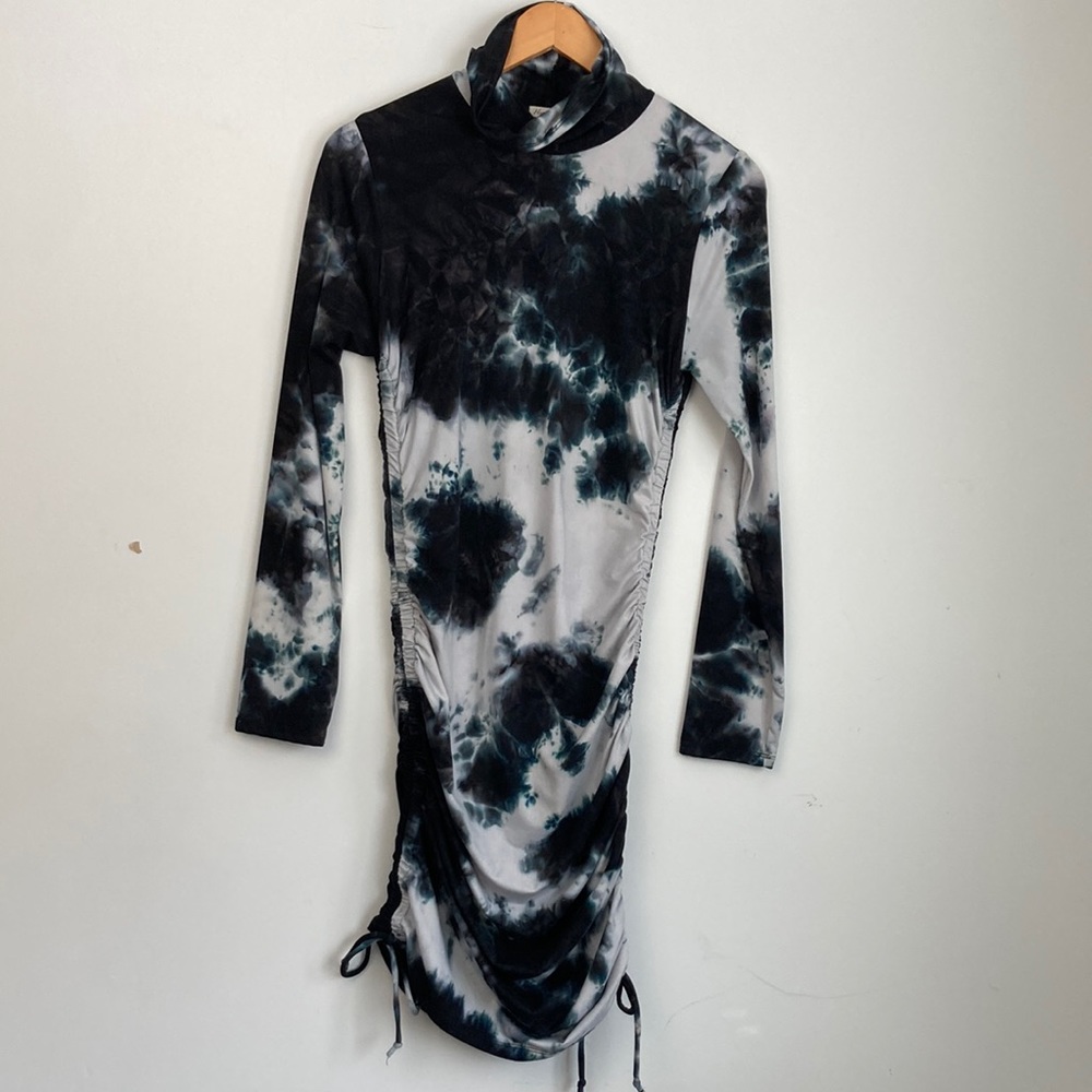 Heart & Hips| Tie Dye Ruched Side Turtleneck Dress sz Large